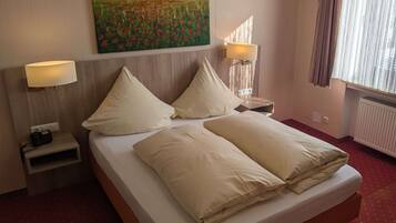 Quarto casal clássico | Roupas de cama antialérgicas, cofres nos quartos, escrivaninha