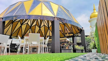 Breakfast, lunch, dinner served; international cuisine