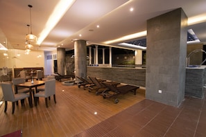 Indoor pool - Tara Hotel Yogyakarta (Yogyakarta)