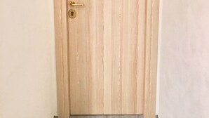 A wooden door with a brass handle and a keyhole, marked with the number 1. - Roema Guest House (Rome)