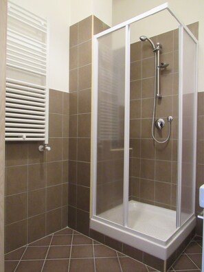 Habitación doble, balcón | Ducha del cuarto de baño