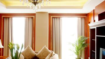 Suite Prestigio | Área de sala de estar | Televisión