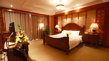 Signature Suite | Desk, blackout drapes, rollaway beds, free WiFi