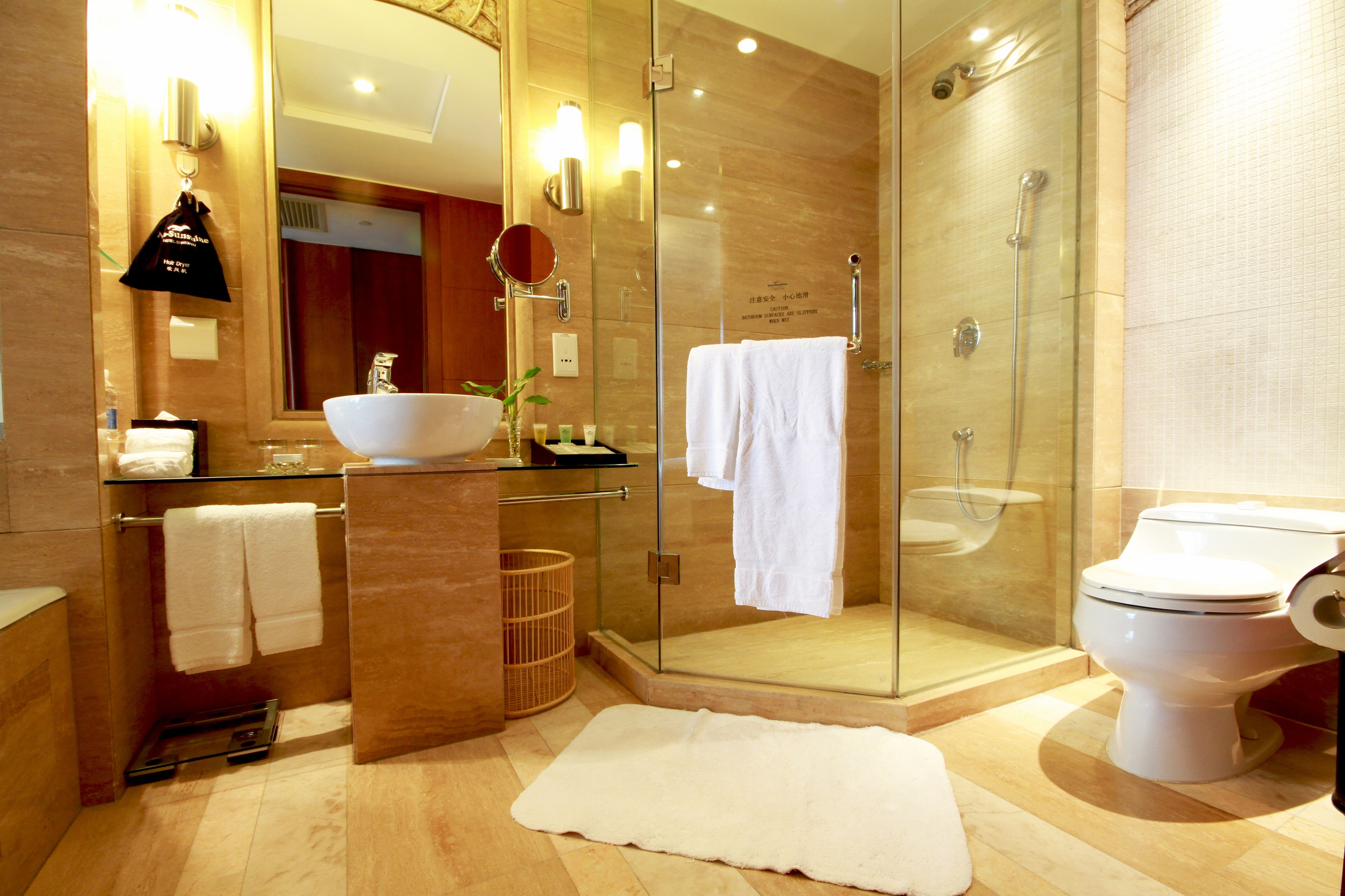 Deluxe Suite | Bathroom | Shower, free toiletries, bathrobes, slippers