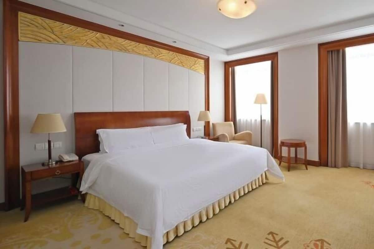 Bàn, màn/rèm cản sáng, giường gấp/giường phụ (phụ phí)