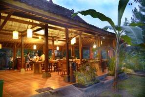 供應早餐、午餐、晚餐；多國菜