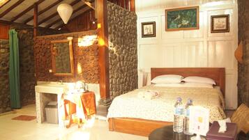 Casa de campo romántica, 1 cama Queen size, vista al jardín, en el área del jardín | Muebles diferentes, wifi gratis y ropa de cama