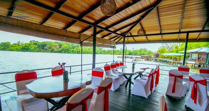 Shiny Lakeside Resort