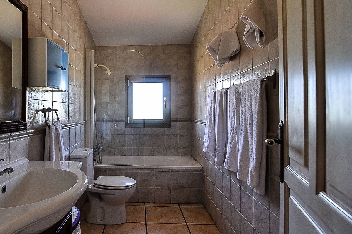 apartment, 3 bedrooms | bathroom | free toiletries, hair dryer, towels