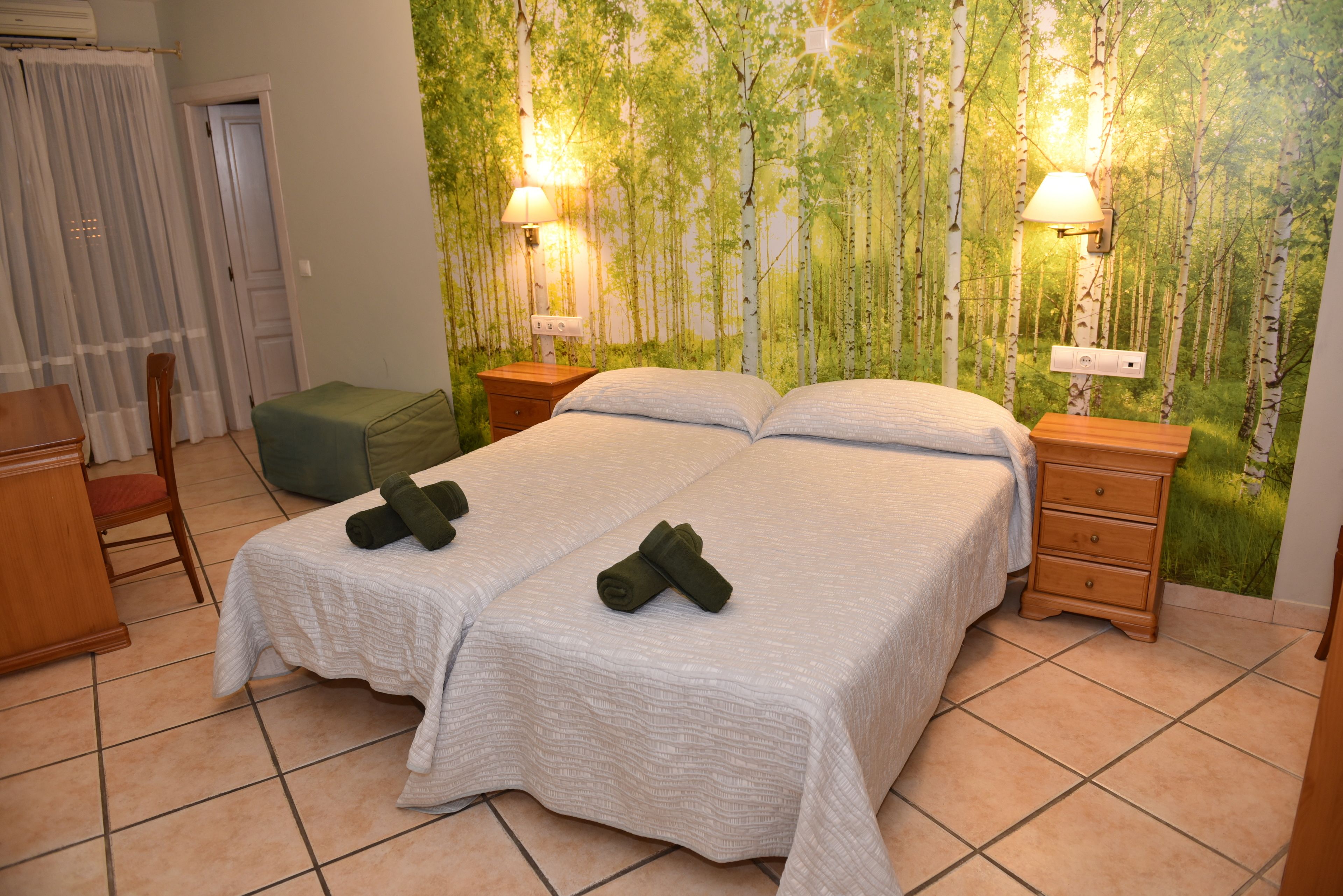 办公桌、遮光窗帘、隔音、免费 WiFi