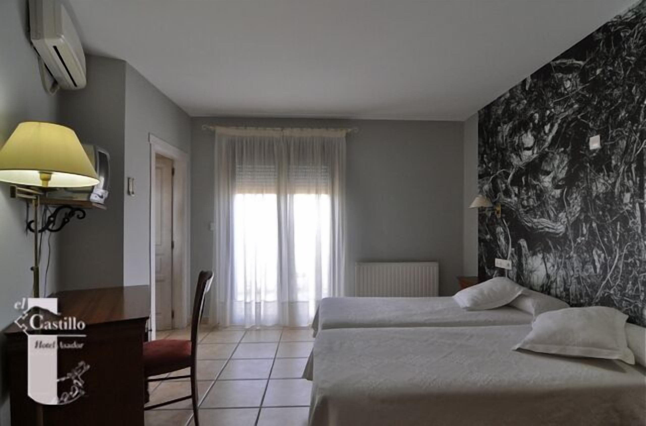 Bureau, rideaux occultants, chambres insonorisées, Wi-Fi gratuit