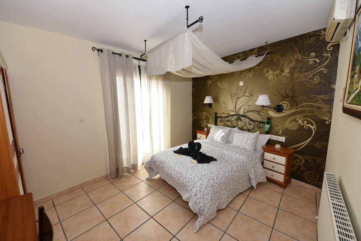 Desk, blackout drapes, soundproofing, WiFi (free)