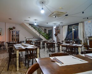 Breakfast, lunch, dinner served; local cuisine, pool views  - El Castillo (Larraga)