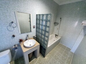 Habitación doble Deluxe, 1 cama Queen size | Baño | Amenidades de baño gratuitas, pantuflas, toallas 