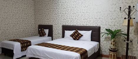 Quarto triplo família, várias camas | Escrivaninha, Wi-Fi de cortesia