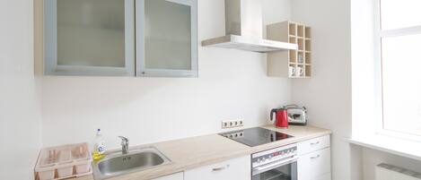 Apartamento clĂĄsico, 2 habitaciones | Cocina privada | FrigorĂfico grande, horno, placa de cocina y cafetera o tetera