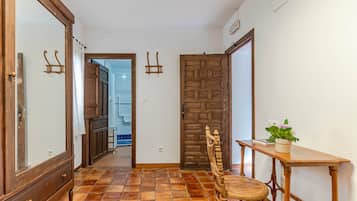 Habitación con 2 camas individuales | Escritorio, cortinas blackout, cunas gratuitas y camas extra