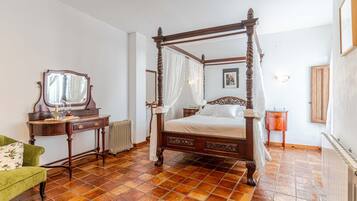 Suite | Een bureau, verduisterende gordijnen, gratis babybedden, extra bedden