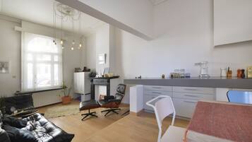 Appartement, 1 slaapkamer, balkon, uitzicht op de stad | Privékeuken | Een koelkast met diepvriezer, een oven, een kookplaat, een vaatwasser