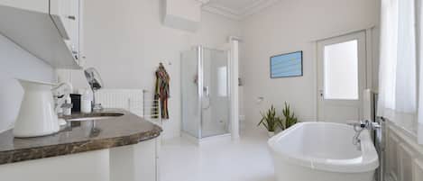 Appartamento, 1 camera da letto, balcone, vista città | Bagno | Combinazione doccia/vasca, asciugacapelli, asciugamani