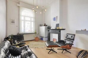 Apartamento, 1 habitación, balcón, vistas a la ciudad | Sala de estar