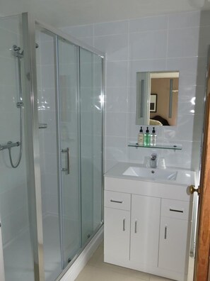 Douche, articles de toilette (gratuits), séchoir à cheveux