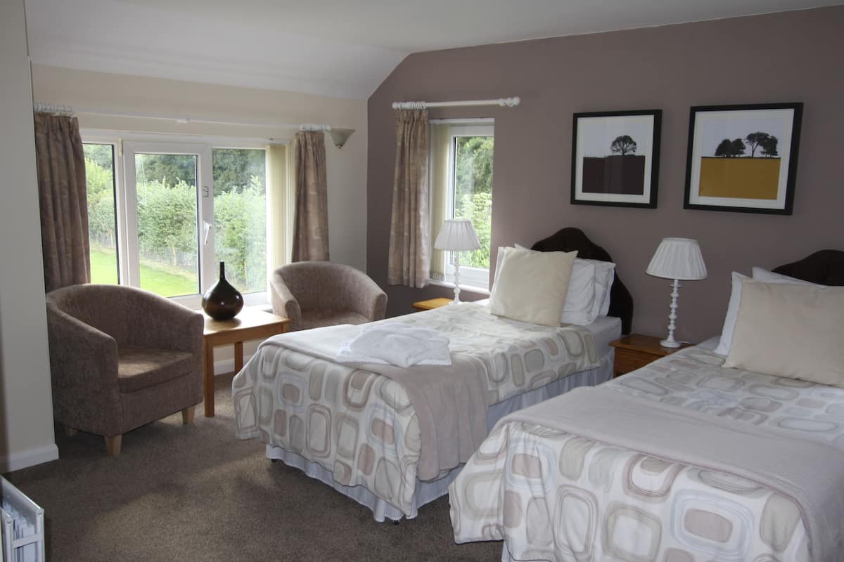 Twin kamer | Luxe beddengoed, een bureau, een strijkplank/strijkijzer, gratis wifi