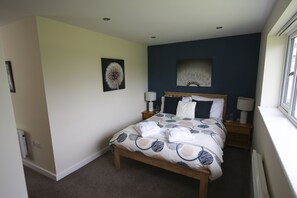 Double Room | Premium bedding, desk, iron/ironing board, free WiFi - Broadwell Guest House (Solihull)
