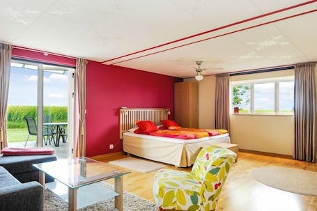 Cortinas blackout, cunas, camas plegables/adicionales y wifi gratis . Hotel Borrby