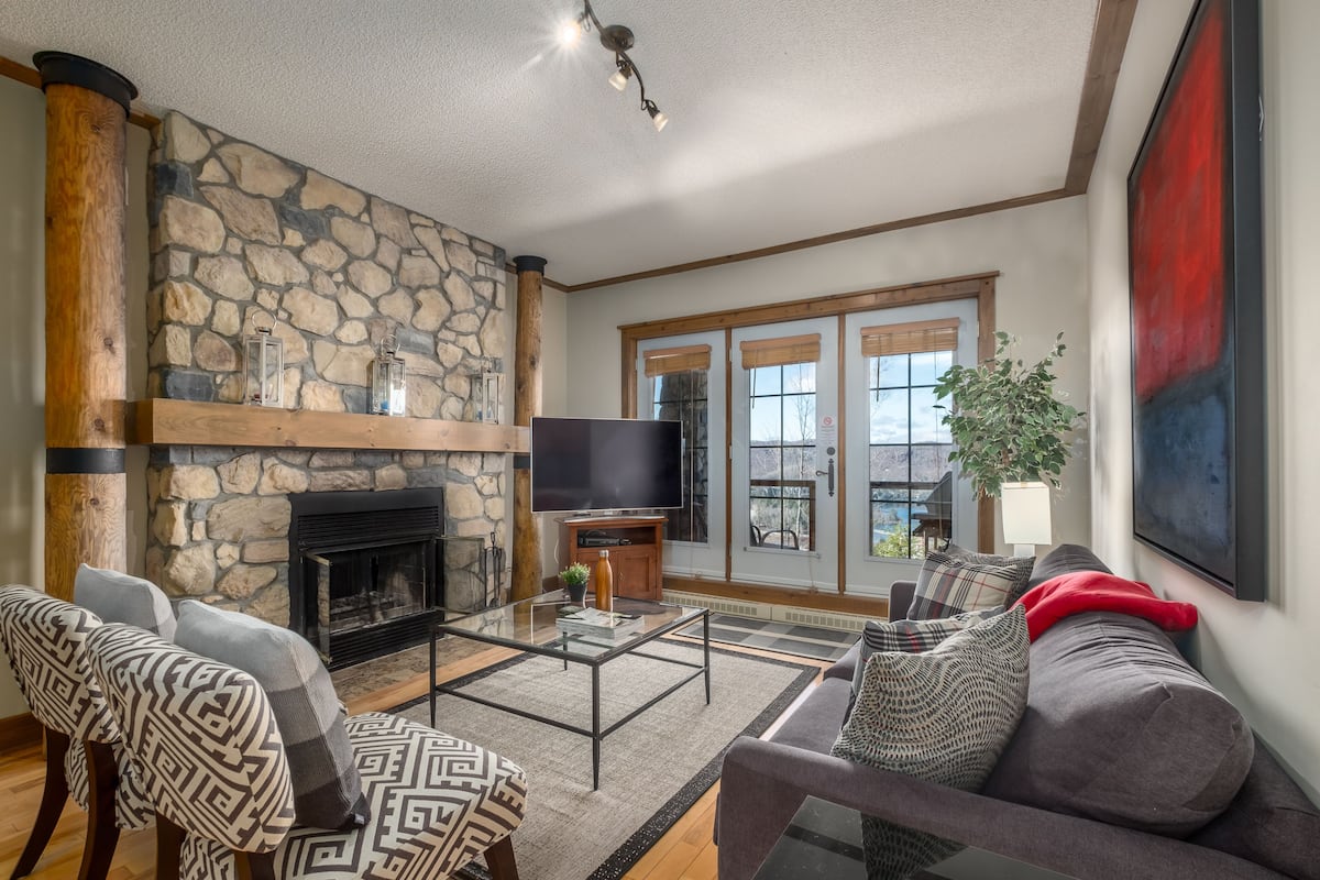 Equinoxe 154-2 | Living area | 37-inch flat-screen TV with cable channels, TV, fireplace