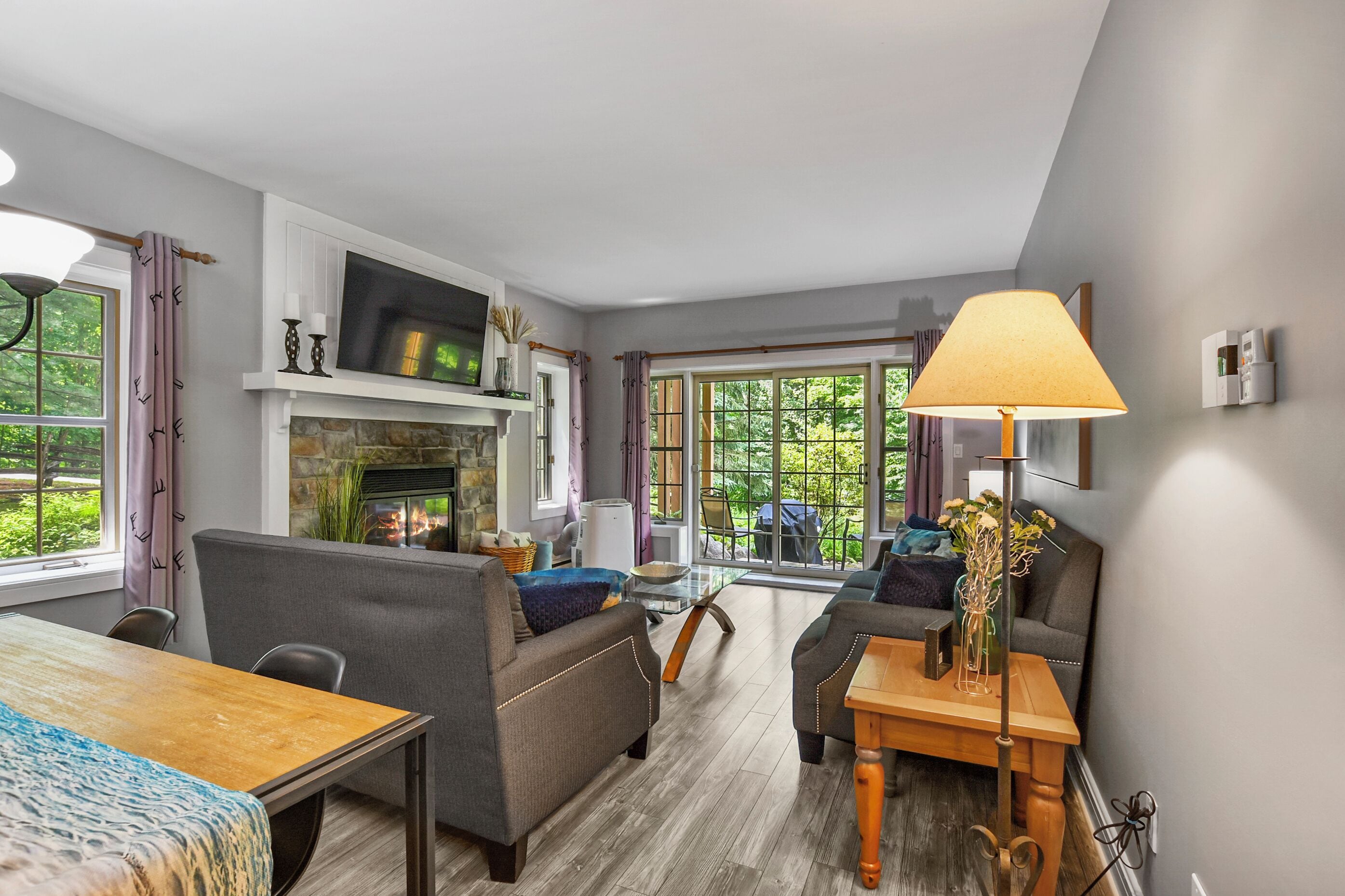 Falaises 138-01 | Coin séjour | Télévision à écran plat, cheminée, lecteur de DVD