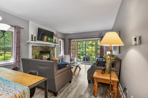 Falaises 138-01 | Living area | Flat-screen TV, fireplace, DVD player - Les Falaises - RVMT (Mont-Tremblant)