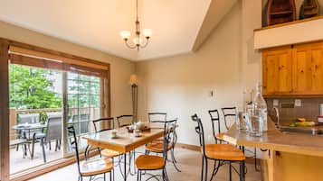 Falaises 138-11 , 3 Bedrooms | In-room dining