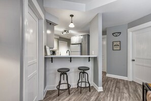 Falaises 138-01 | In-room dining - Les Falaises - RVMT (Mont-Tremblant)