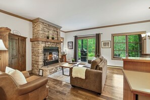 公寓式客房, 1 间卧室 (214-3) | 起居区 | 30-英寸纯平电视(配备卫星频道)、电视、壁炉