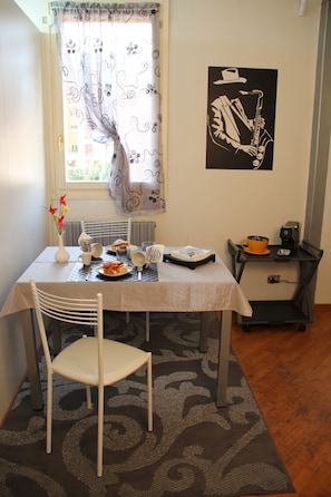 Deluxe Apartment | In-room dining