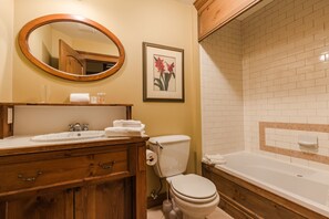 Manoirs 102-3 | Bathroom | Free toiletries, hair dryer, towels