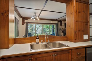 Appartement | Cuisine privée | Réfrigérateur grande capacité avec congélateur, four à micro-ondes