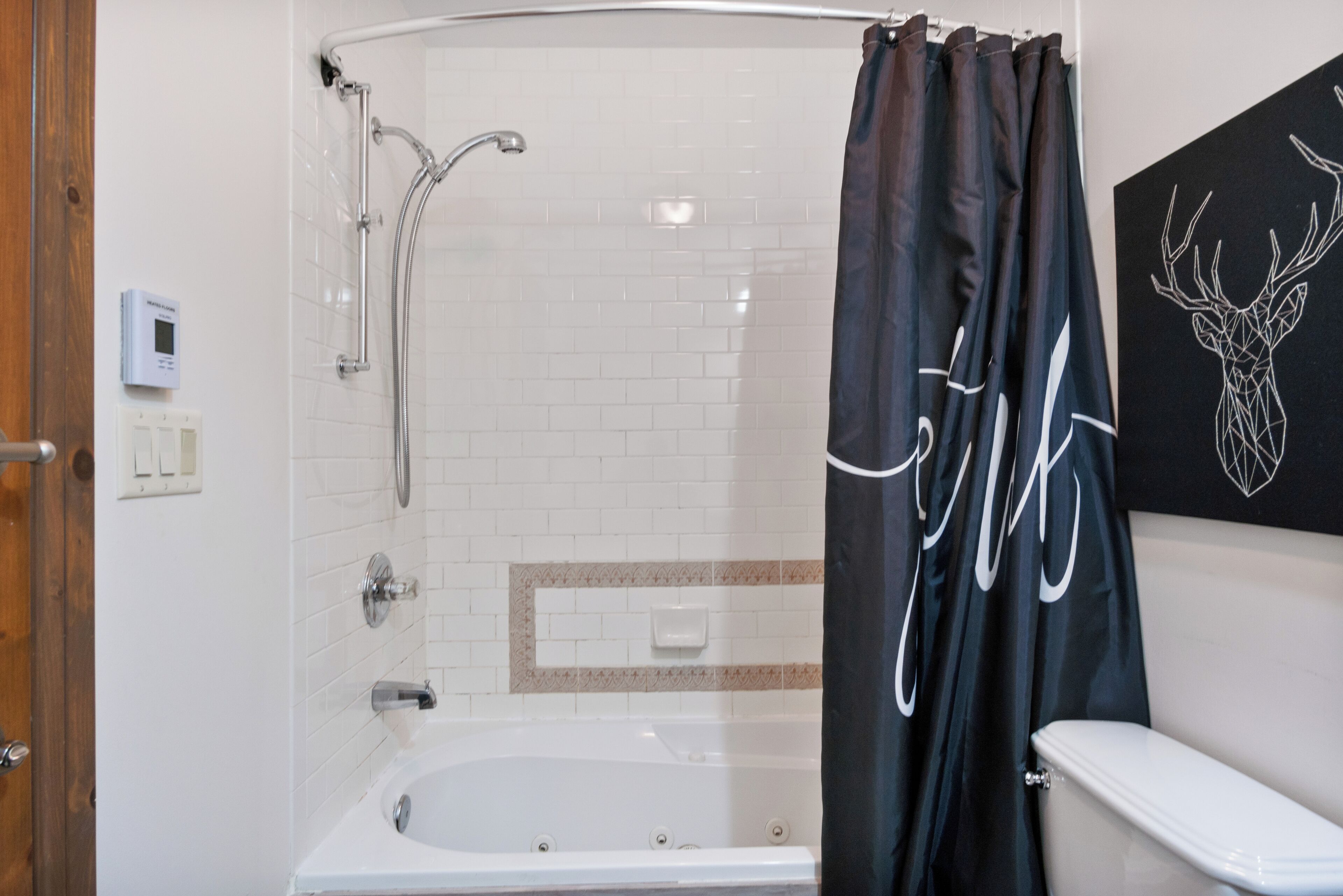Une salle de bain avec une douche, une baignoire et des toilettes.