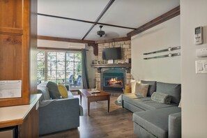 Apartamento | Zona de estar | Televisión de pantalla plana de 45 pulgadas con canales por satélite