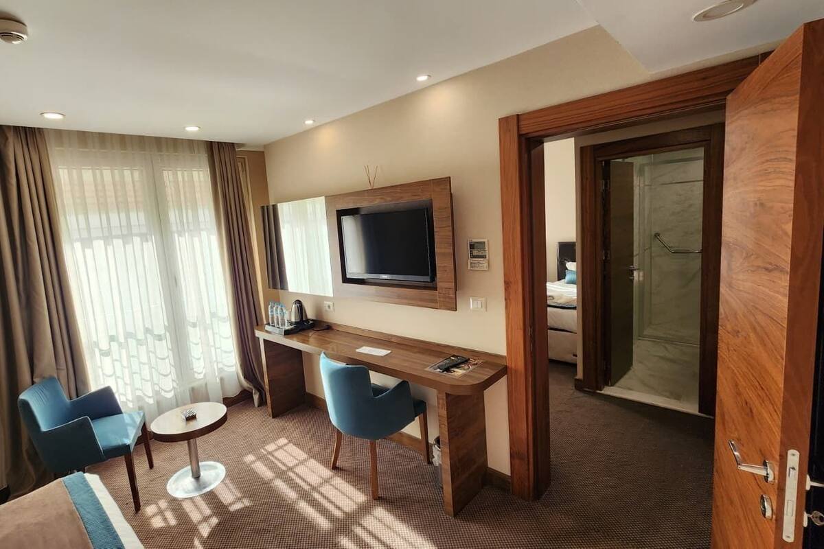 Minibar, coffres-forts dans les chambres, bureau