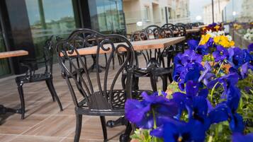 2 ห้องอาหาร, บริการอาหารเช้า อาหารกลางวัน อาหารเย็น, อาหารตุรกี