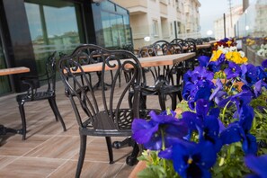 2 restaurantes; se sirve desayuno, almuerzo y cena; cocina turca