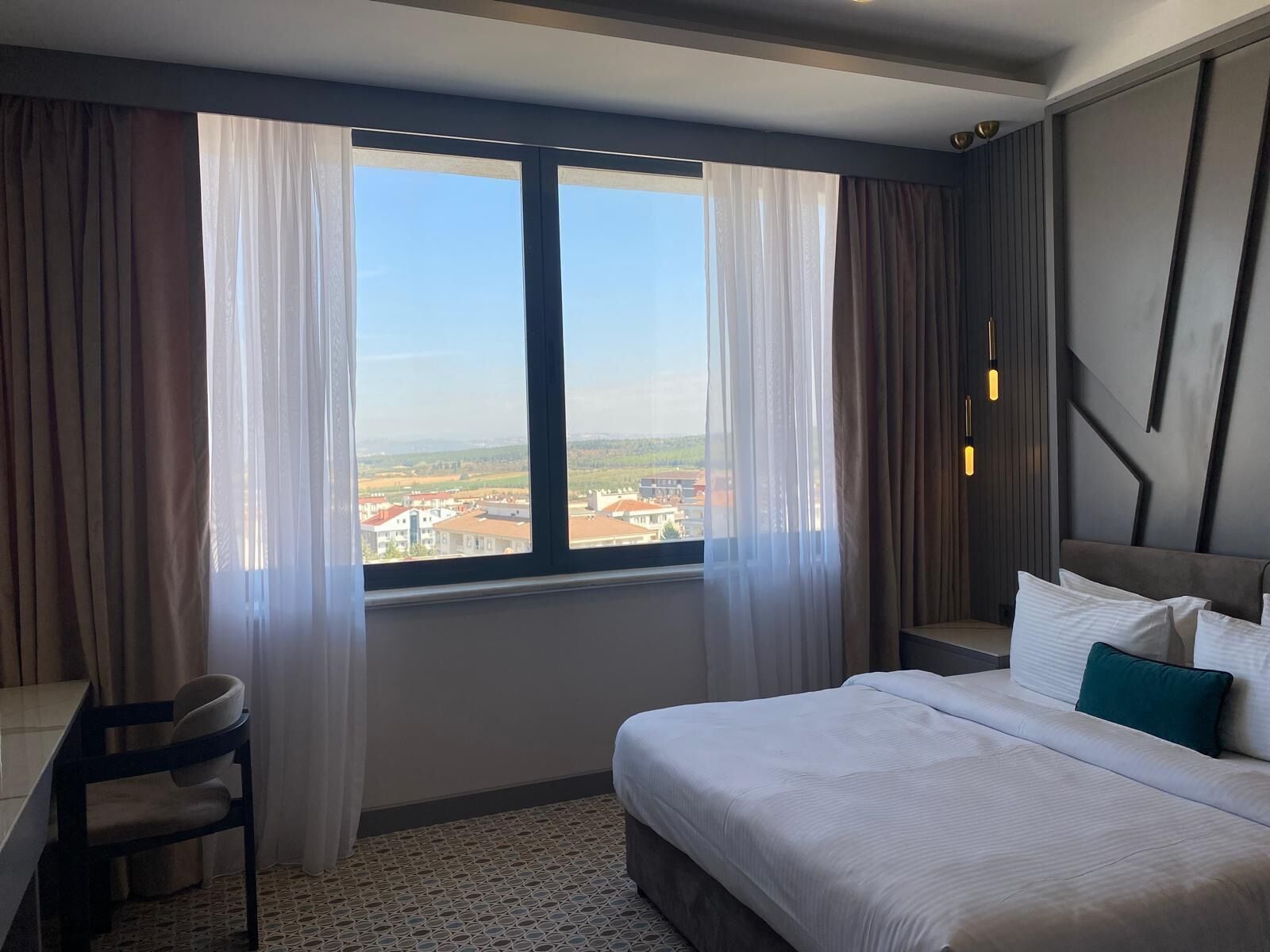 行政客房 | 迷你吧、客房內保險箱、書桌、筆電工作空間