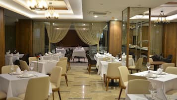 2 restaurantes; se sirven desayunos, almuerzos y cenas