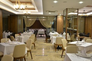 2 restaurantes: opção de café da manhã, almoço e jantar