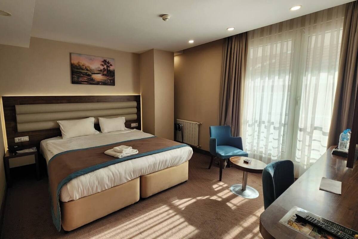 Minibar, két bảo mật tại phòng, bàn 