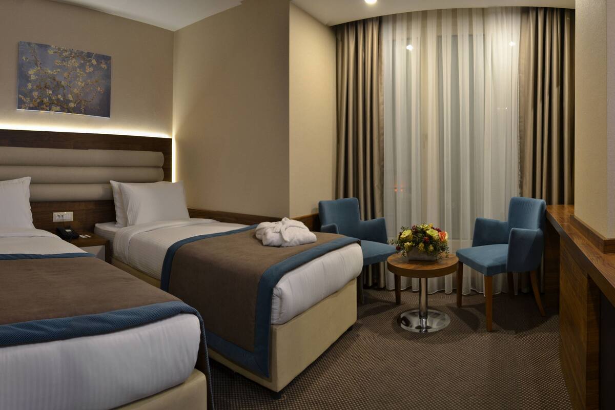 2 bedrooms, minibar, in-room safe, desk