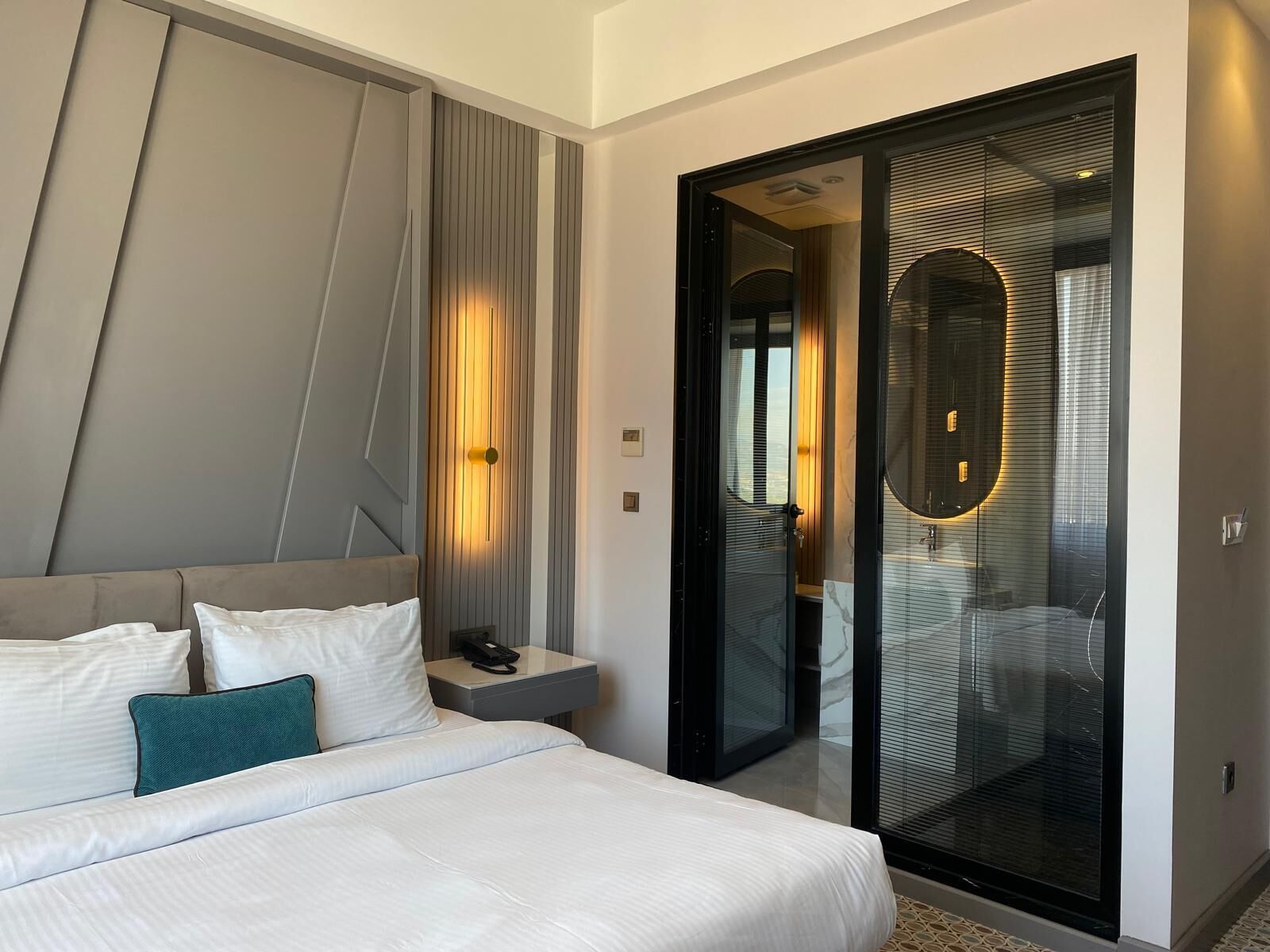 Executive Room | Minibar, in-room safe, desk, laptop workspace