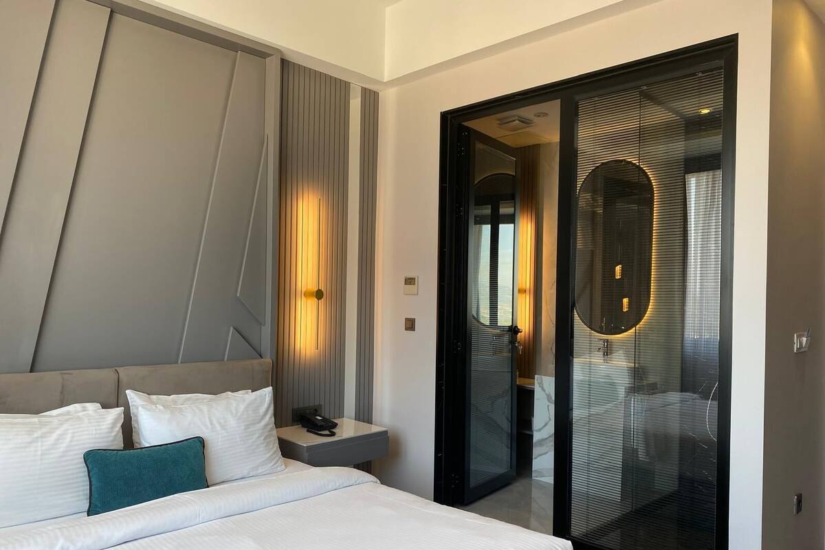 Minibar, coffres-forts dans les chambres, bureau